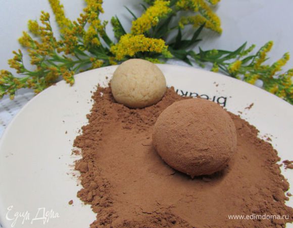 Пирожное обвалять в какао-порошке и отправить в холодильник на 1 час.