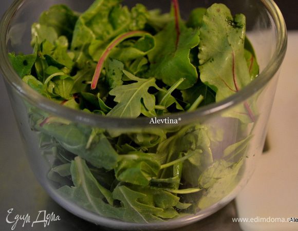 Салатные листья на 4 порции помоем и встряхнем от лишнеей влаги. Переложим в емкость.