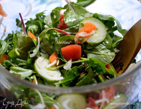 Огурец, помидор,морковь, луковицу порубим тонко в ручную или кухонном комбайне. Смешаем в емкости с листьями салатными.
