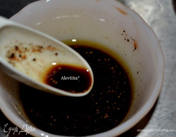 Приготовим заправку, смешаем уксус с оливковым маслом. посолим и поперчим.