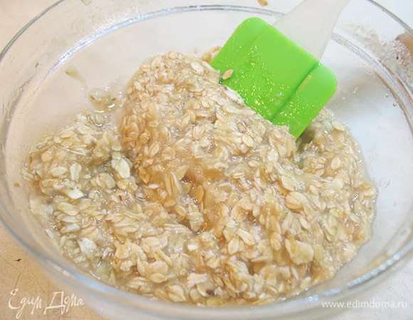 В миске смешать овсяные хлопья, грушевое пюре (яблочное) и лимонный сок (2ст.л).