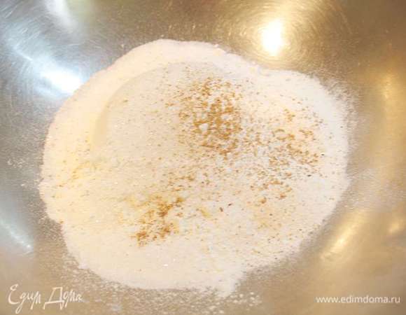 В другой миске смешать просеянную муку, сахар, разрыхлитель, соду, соль, мускатный орех. 