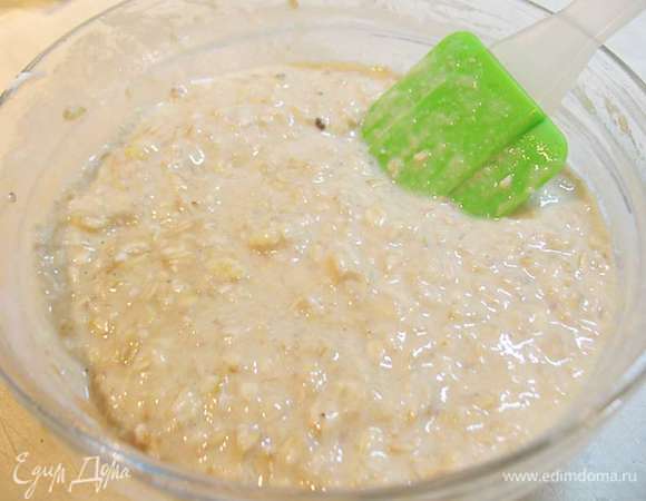 К овсяной смесь добавить яйца и сметану/растопленное масло. Хорошо перемешать.