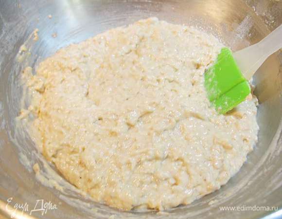 Соединить сухую и жидкую смеси. Хорошо перемешать.