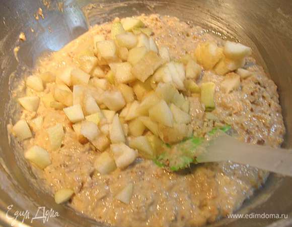 Грушу очистить и порезать кубиками. Добавить в тесто и хорошо перемешать. 