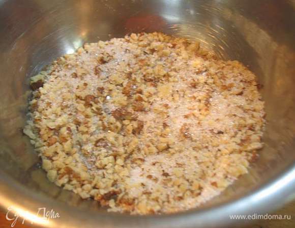 Приготовить посыпку.  Смешать сахар и орехи.