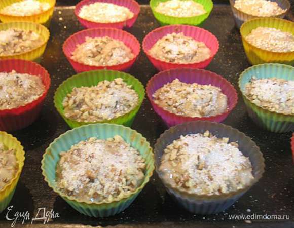 Заполнить формочки на 2/3 и сверху посыпать смесью из сахара и орехов. 