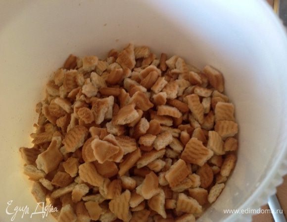 Берем печенье и ломаем руками на маленькие кубики.