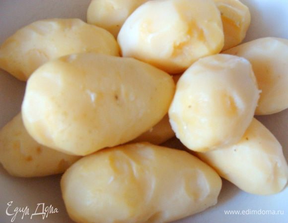 Картофель отварить в мундире, охладить. Для того, чтобы потом было удобно натереть картофель на терке, его лучше убрать на ночь в холодильник. Перед употреблением почистить от кожуры.