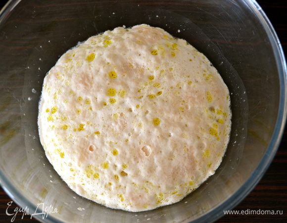 Для теста в теплую воду добавить мед, оливковое масло и дрожжи. Отставить на 10 минут.