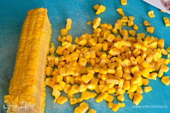 За это время подготовить кукурузу, в случае, если Вы используете вареную кукурузу, как и я! Срезать зернышки... Или же можно использовать готовую кукурузу из банки. )))