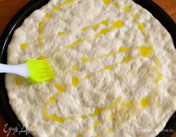 Тесто смазать оливковым маслом.