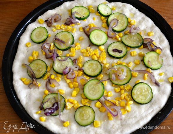 Выложить на пиццу слой кукурузы (можно побольше..., у меня в этот раз дети "позаимствовали" нарезанные зернышки...) Сверху выложить овощи.
