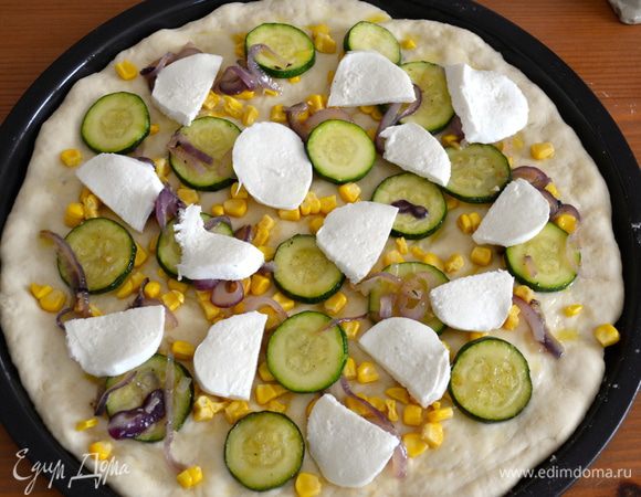 Сыр моцарелла нарезать и добавить сверху. Поставить в разогретую духовку на 20-25 минут, пока не расплавится сыр!