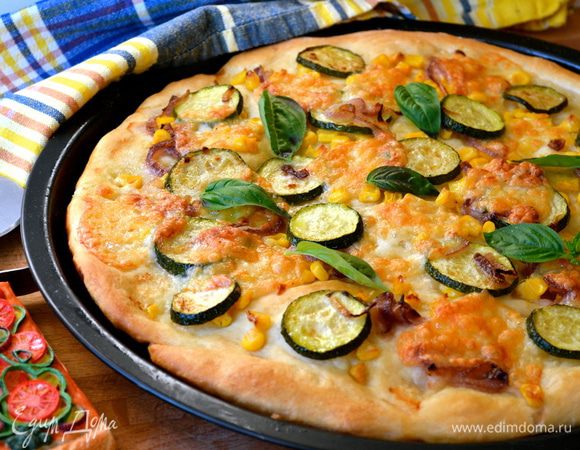 Готовую пиццу посыпать листиками свежего базилика!