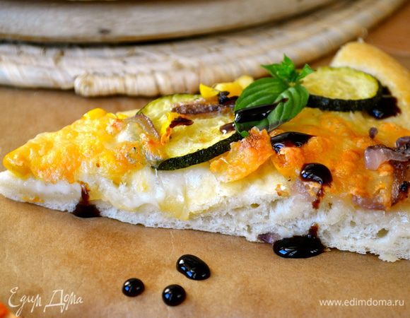 Эту пиццу очень вкусно есть, слегка сбрызнув бальзамической сальсой-кремом. Очень она здесь к месту! ;))