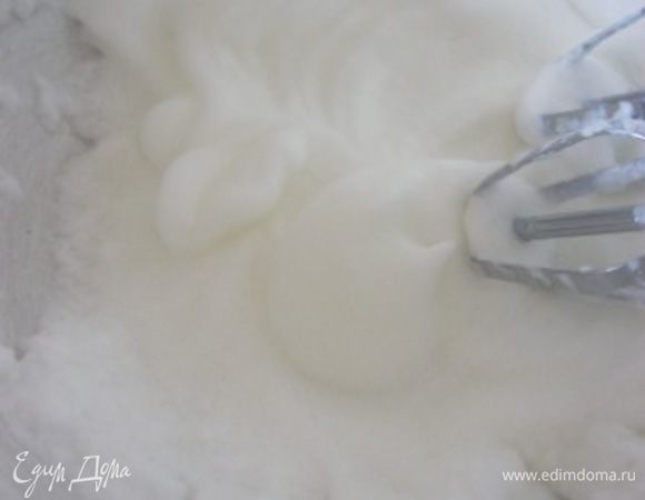 Охлажденные белки взбить в крепкую пену.