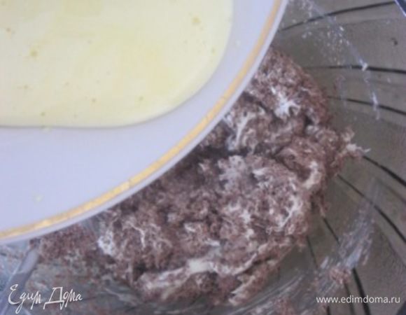 Добавить желтки с сахаром и сиропом, перемешать.