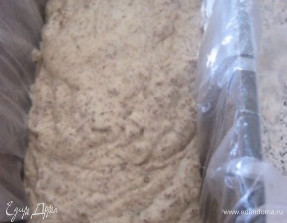 Форму ( у меня для хлеба) застелить пищевой пленкой так. чтобы концы пленки свешивались наружу.
Вылить массу.
Накрыть свободными концами пленки.
И убрать в морозилку. ( у меня застыло за ночь).
