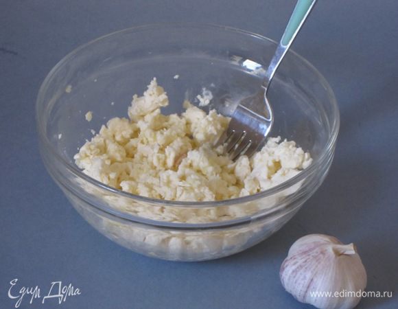 Брынзу размять вилкой, добавить пропущенный через пресс чеснок.