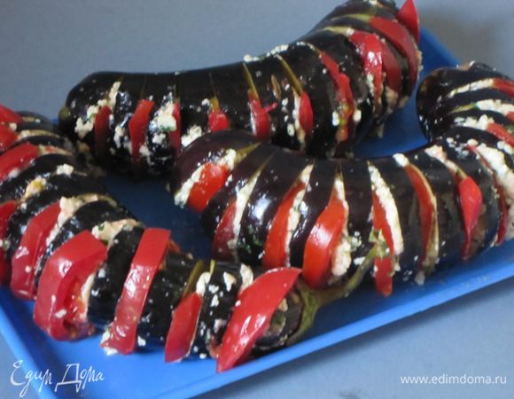 Помидоры нарезать кружочками или полукружочками. Вложить в разрезы с начинкой из брынзы.