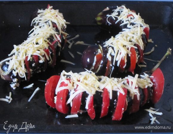 Сверху баклажаны посыпать натертым сыром.