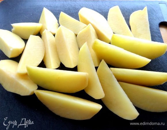 Картофель почистить и разрезать вдоль на четверти.