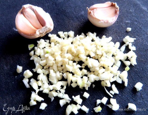 В это время готовим заправку. Чеснок порубить мелко.