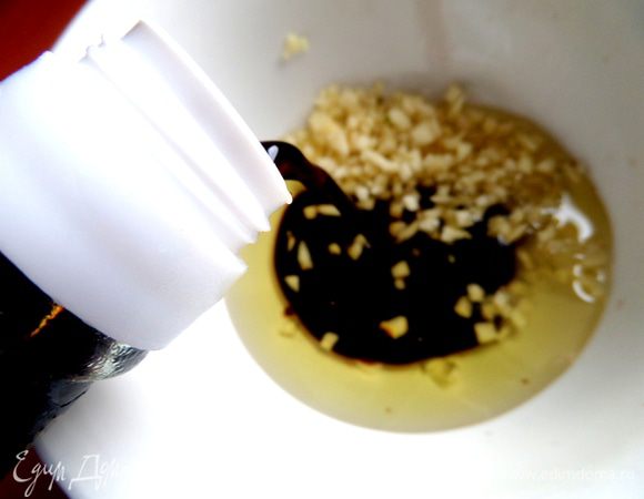 Добавить соевый соус.