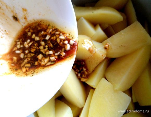 Картофель сливаем и поливаем его заправкой.