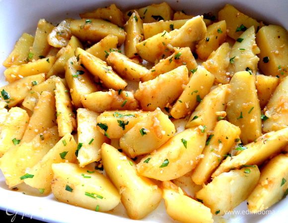 Раскладываем дольки одним слоем в огнеупорную форму,можно сбрызнуть ещё маслом.