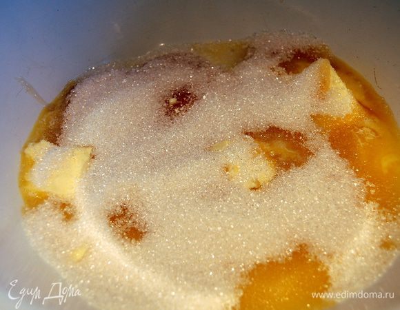 На водяной бане смешиваем сливочное масло, мед, сахар.
Оставляем на 15-20 мин, периодически помешивая, до однородной консистенции.