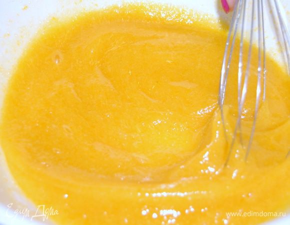 Добавляем 3 крупных (или 4 средних) яйца, соду гашеную уксусом и водку.
Все тщательно перемешиваем.