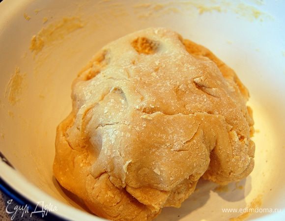 Снимаем смесь с водяной бани, постепенно вводим муку (муки может понадобиться меньше) и замешиваем  хорошее тесто.