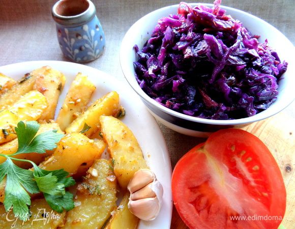 Подаём с капустным салатиком и со свежими овощами!