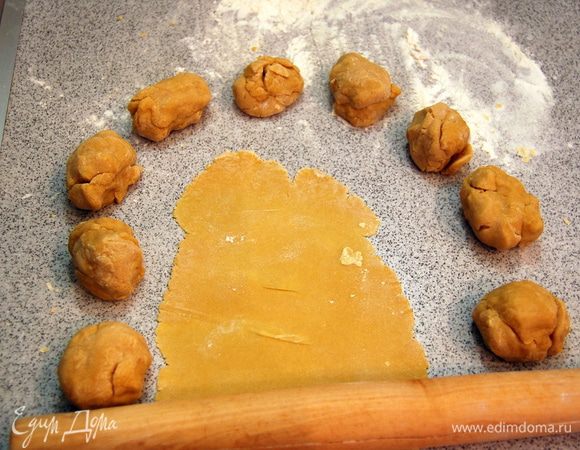 Готовое тесто делим на 15 шариков.
