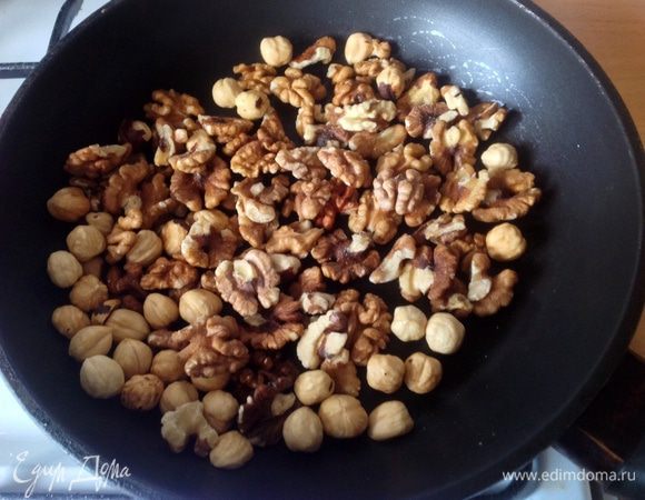 Орехи поджарить на сухой сковороде и остудить. Затем крупно порубить ножом.