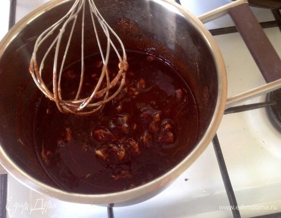 В кастрюле с толстым дном или на водяной бане смешать сахар, какао, добавить молоко и размягченное масло и поставить на слабый огонь. Довести до кипения и варить 4-5 минут, постоянно помешивая.  Затем снять с огня и остудить, не переставая помешивать