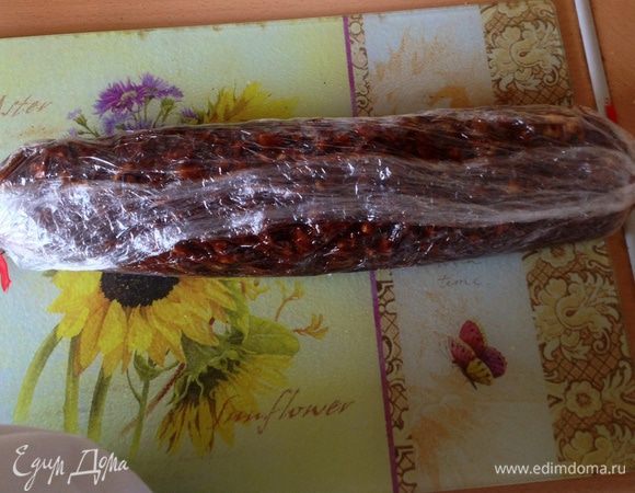 Колбаску отправляем в морозильник минимум на 2 часа. 