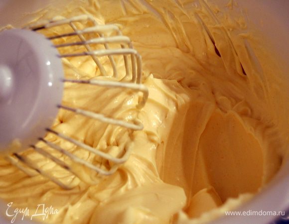 Крем: взбиваем сметану с сахаром и ванильным сахаром