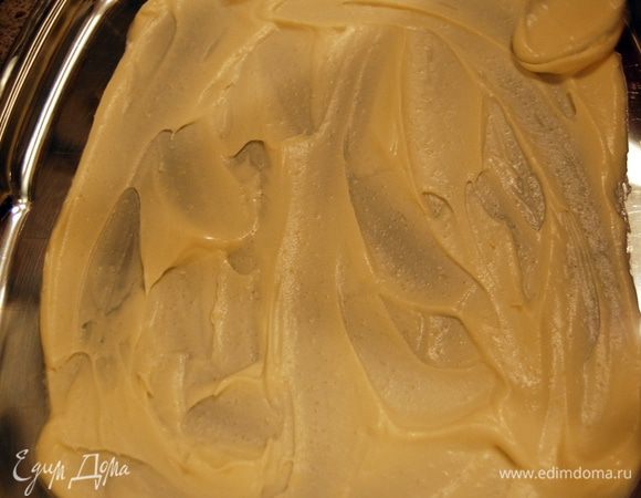 Дно сервировочного блюда смазываем кремом