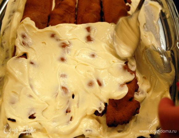 Сверху выкладываем 5 трубочек и щедро смазываем кремом