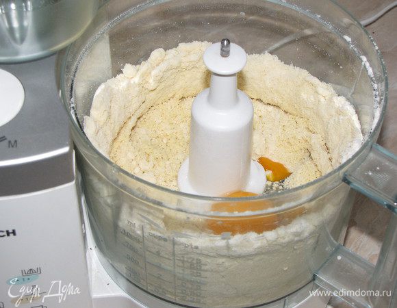 Добавить охлажденные желтки двух яиц.