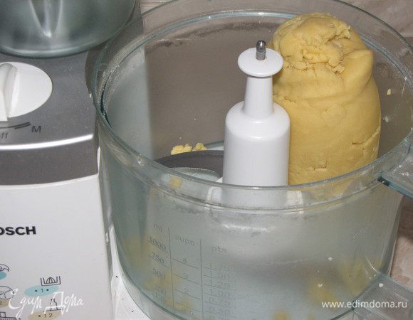 Замесить тесто. Если нужно добавить холодную воду. Я добавила 2 ст. л. холодной воды, т.к. яйца были не крупные.