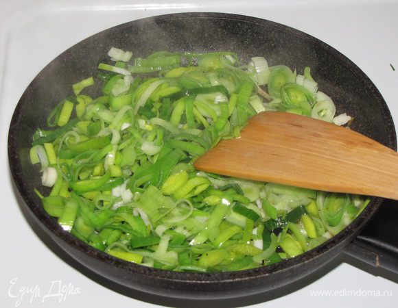 Пока тесто отдыхает, займемся начинкой. Нарезать лук порей и немного обжарить в смеси сливочного и растительного масла минуты 2-3. Лук выложить в миску.