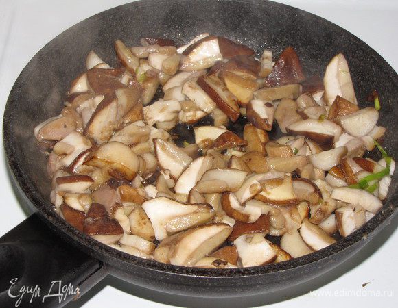 Белые грибы нарезать небольшими пластиками и  обжарить в той же сковороде на  сливочном и растительном масле. Если вы грибы собирали сами или купили у проверенного грибника, предварительно отваривать их не нужно.