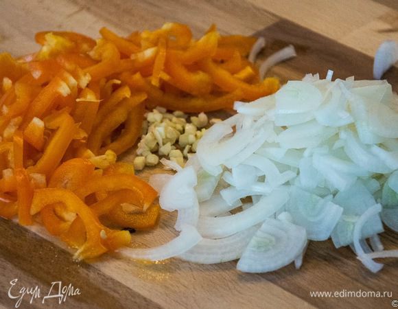 Итак, макароны варятся, а мы нарезаем лук чертвертькольцами, перец полосками (они же полукольца), мелко рубим чеснок.