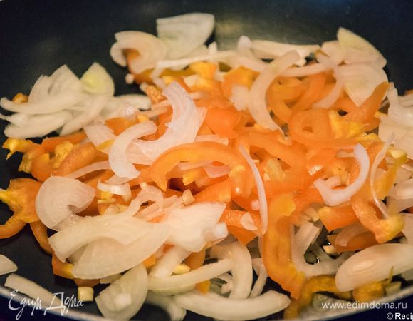 Выкладываем это все в разогретую сковородку с оливковым маслом. Обжариваем, пока овощи не станут мягкими