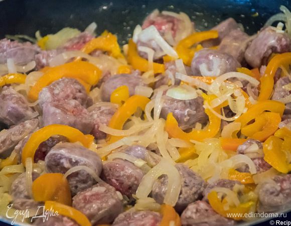 
Режем колбаски для жарки на небольшие кружочки, примерно 2 см толщиной. И тоже отправляем в сковородку. Обжариваем с овощами.