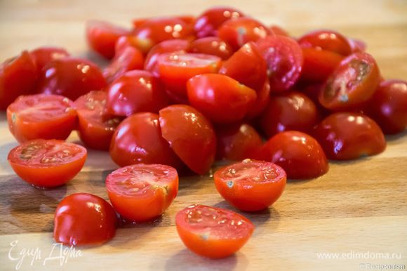 Пока колбаски жарятся, режем помидорки черри на половинки